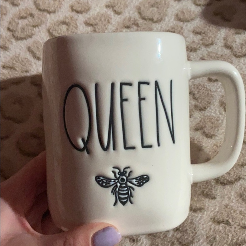Rae Dunn queen bee mug